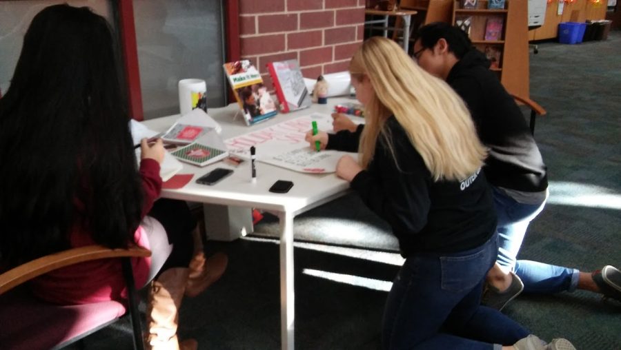 Class of 2018 Makes Holiday Cards for a Good Cause