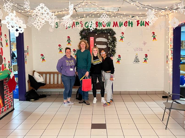 %28From+left+to+right%29+Mrs.+Trevino%2C+Mrs.+Christiansen%2C+and+two+Tallwood+students+in+the+back+of+the+C-hall%2C+which+won+best+holiday+door