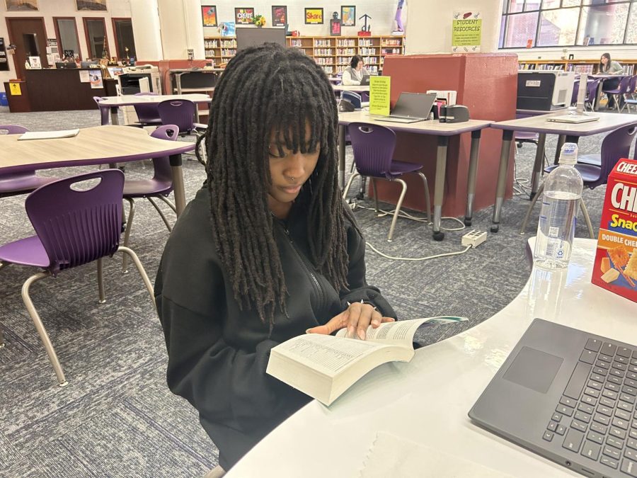 Sophomore Jada Sanders reads a book in the library. Senate Bill 656 requires parent/guardian permission to read books with sexually explicit content.