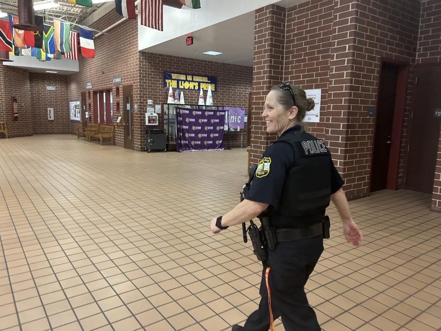 Tallwoods+School+Resource+Officer%2C+Officer+Jennifer+Hunter%2C+patrols+the+hallways+during+the+day.+The+School+Resource+Officer+and+the+security+team+resolve+many+conflicts+that+occur+in+the+school.