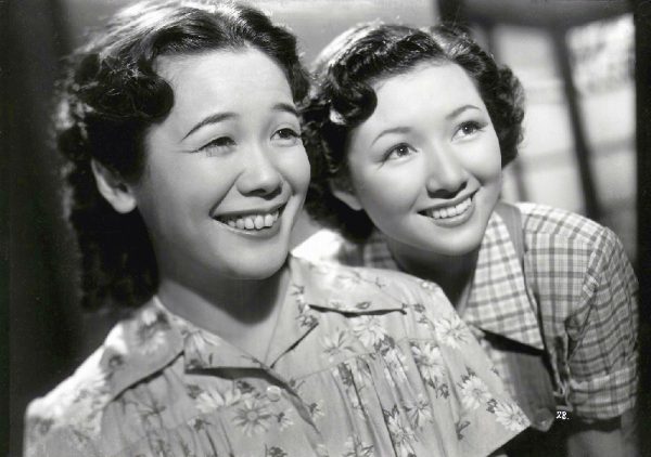 Kasagi Shizuko (left) and Takamine Hideko pose together on the set of the 1949 movie Ginza Kankan Musume.